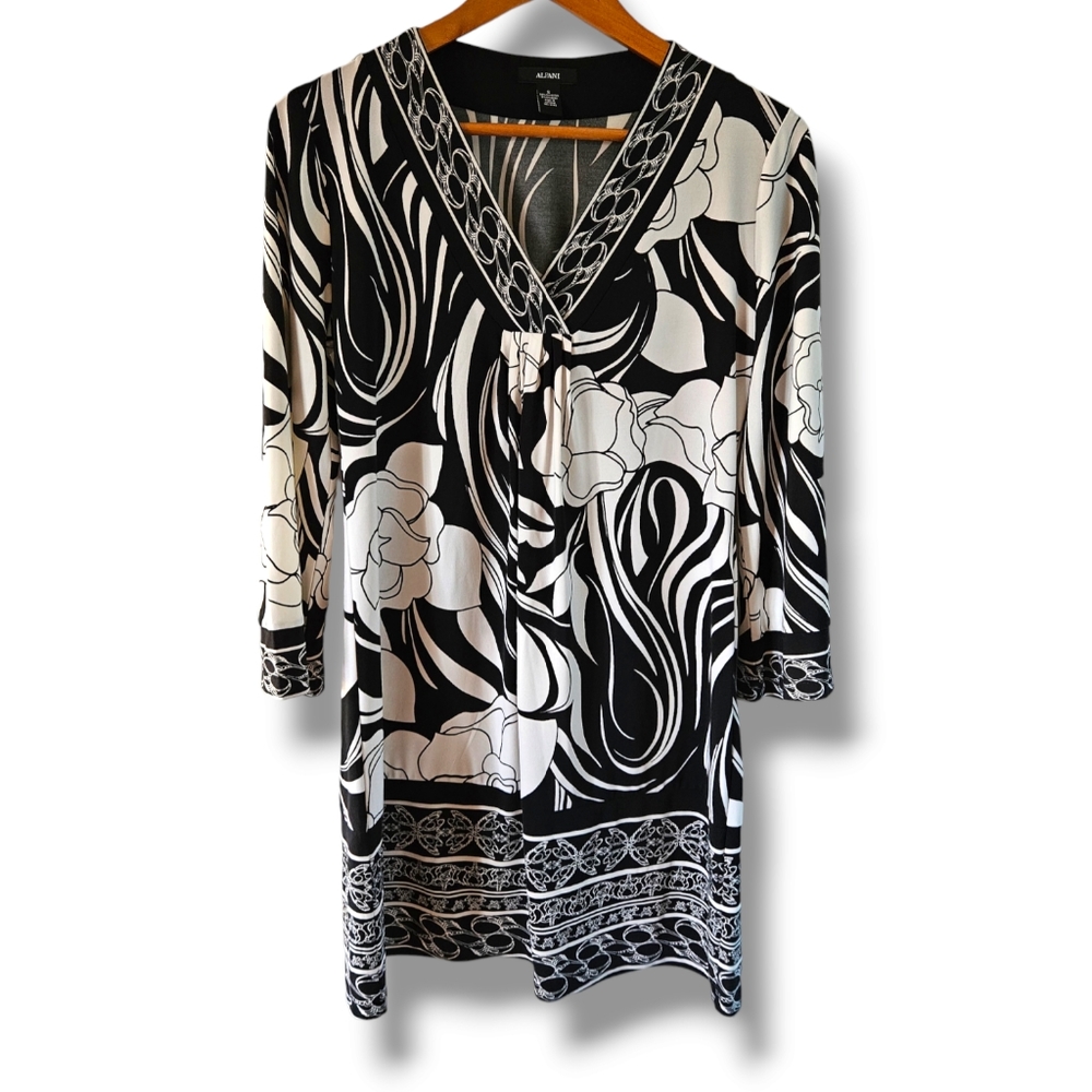 📌3for$10 Alfani Women's Black White V Neck Size S